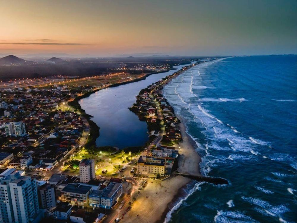 Vista aérea da Lagoa de Barra Velha ao entardecer
