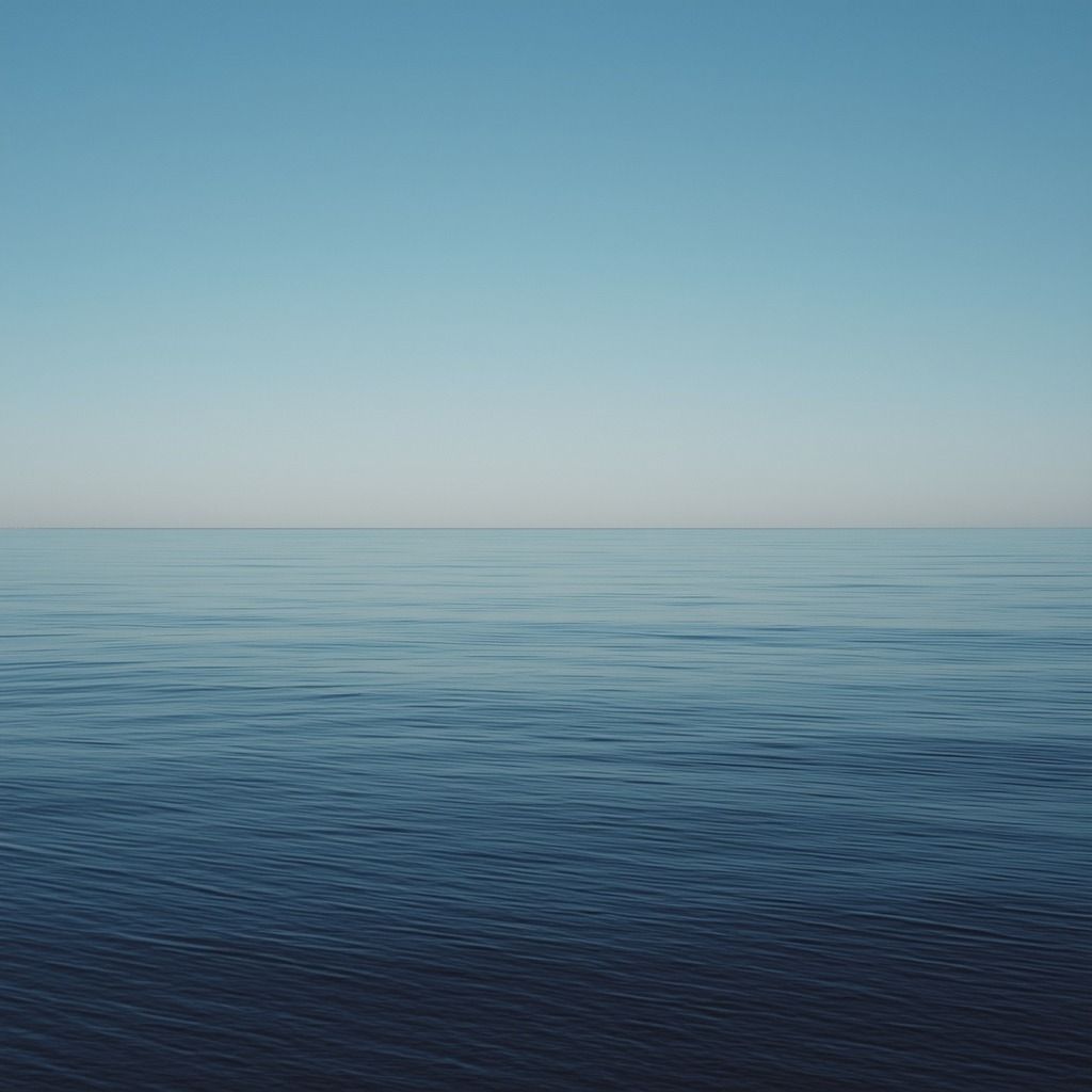 Mar azul e calmo, com o horizonte e o céu limpo (imagem ilustrativa)