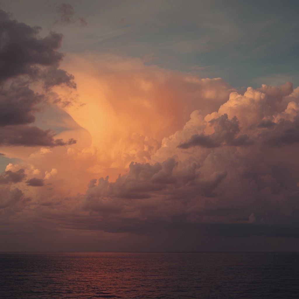 Nuvens iluminadas pelo pôr do sol sobre o mar (imagem ilustrativa)