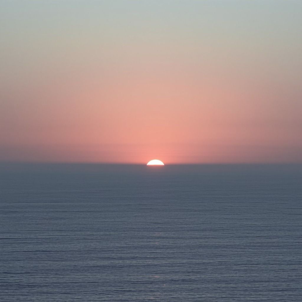 Sol nascendo no horizonte sobre o mar calmo (imagem ilustrativa)